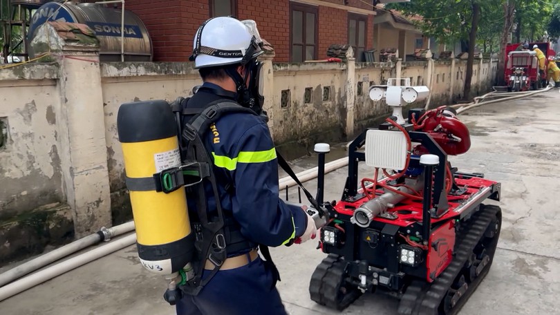 Sử dụng robot chữa cháy diễn tập phương án PCCC