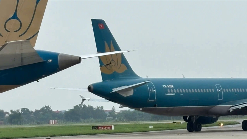 Đình chỉ bốn phi công vụ va quệt máy bay