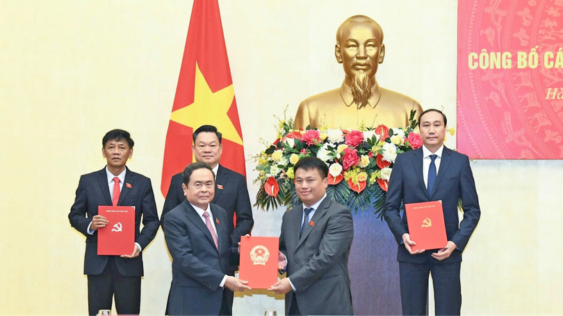 Chủ tịch Quốc hội trao quyết định công tác cán bộ