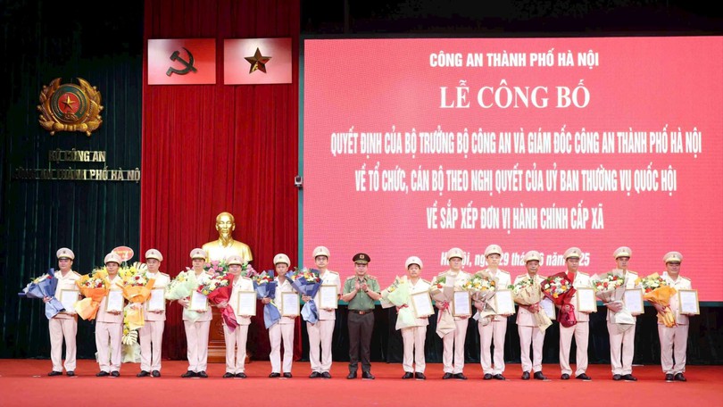 Công bố 126 trưởng công an xã, phường tại Hà Nội