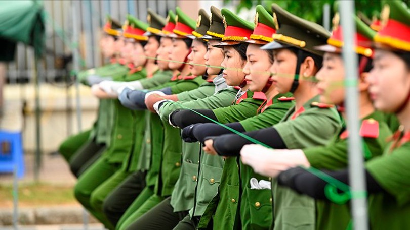 Khối nữ chiến sĩ đặc nhiệm tập luyện diễu binh, diễu hành