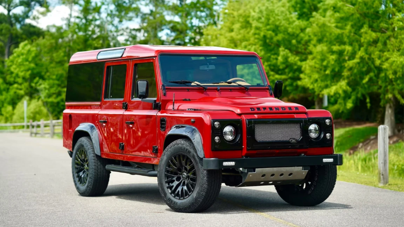 Land Rover Defender 1983 được phục chế phong cách hiện đại