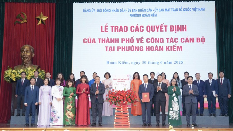 Trao quyết định công tác cán bộ tại 3 phường Hoàn Kiếm, Cửa Nam, Hai Bà Trưng