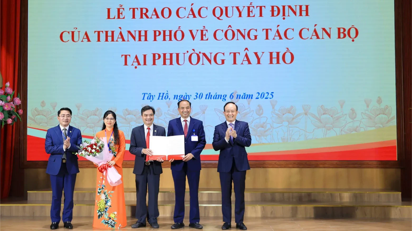 Trao quyết định cán bộ tại Tây Hồ, Phú Thượng, Hồng Hà