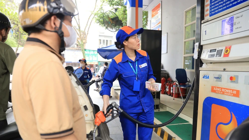 Giá xăng giảm gần 400 đồng/lít khi giảm thuế 2%