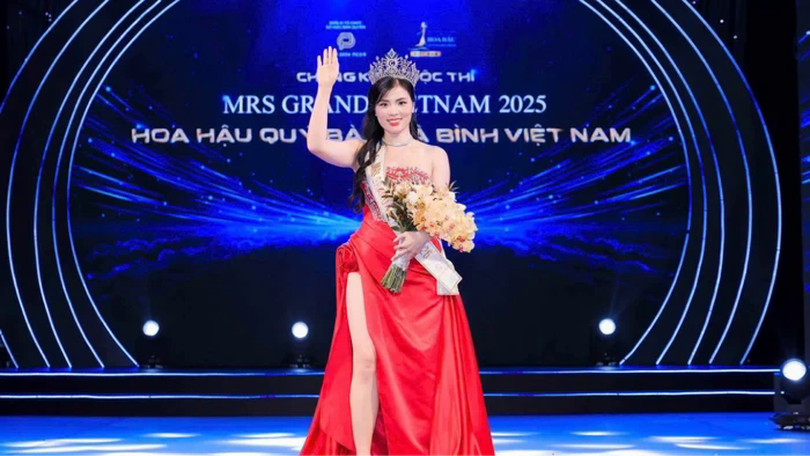 Nữ nghiên cứu sinh đăng quang Hoa hậu Quý bà Hòa bình Việt Nam