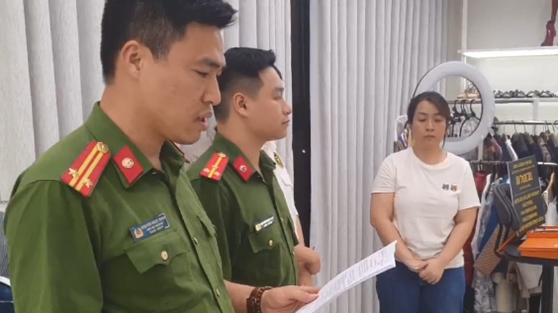 Tạm giữ hình sự đối tượng bán hàng online trốn thuế