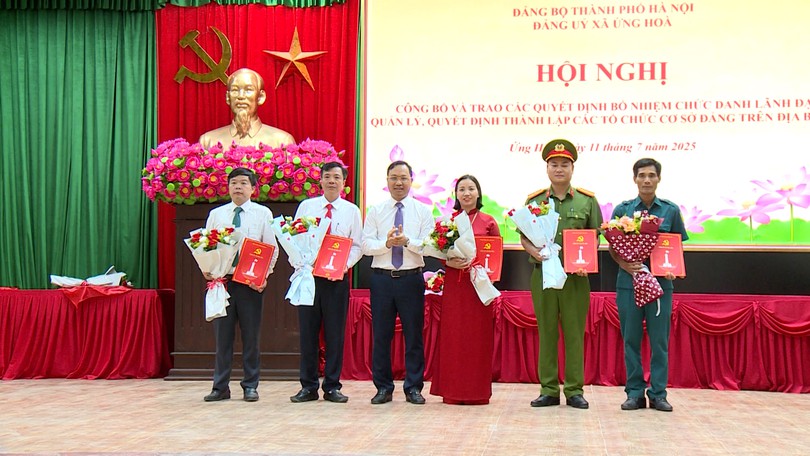 Xã Ứng Hòa công bố quyết định thành lập tổ chức Đảng