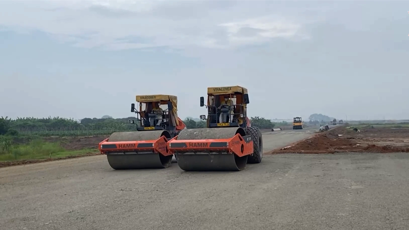 Nhiều đoạn thi công đường Vành đai 4 còn vướng mặt bằng