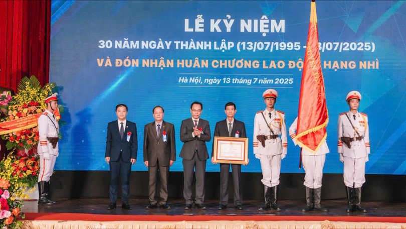Trường Quản trị và Kinh doanh nhận Huân chương Lao động hạng Nhì