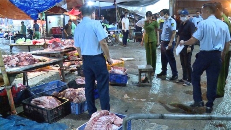 Khởi tố 5 bị can trong vụ buôn bán thịt lợn chết