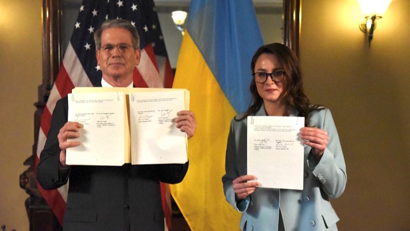Tổng thống Ukraine thay Thủ tướng và Bộ trưởng Quốc phòng