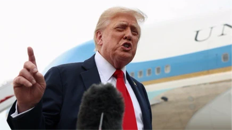 Ông Trump thông báo bắt đầu chuyển vũ khí đến Ukraine