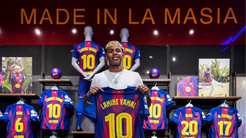 Lamine Yamal nhận áo số 10 huyền thoại tại Barcelona