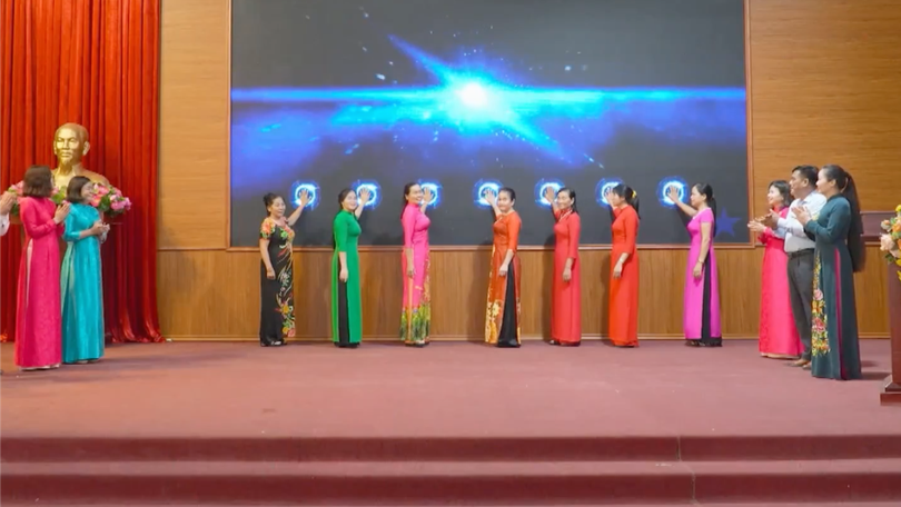 Phụ nữ xã Nội Bài thi đua thực hiện công tác số hoá