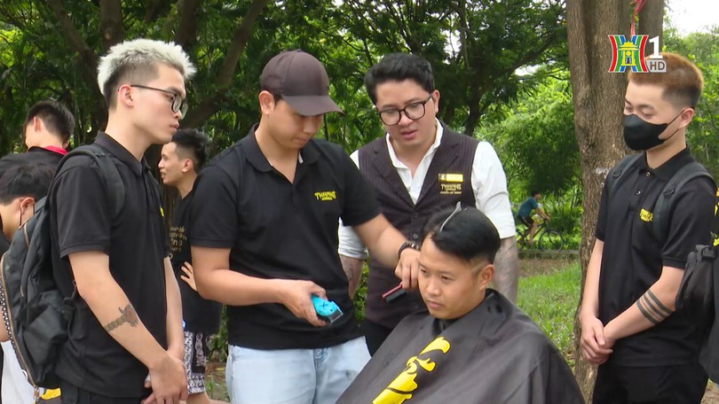 Cắt tóc miễn phí - Chia sẻ khó khăn với người nghèo | Người tốt quanh ta | 02/07/2025