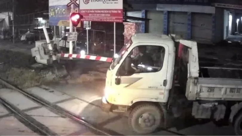 Xử phạt tài xế xe tải đâm gãy gác chắn tàu