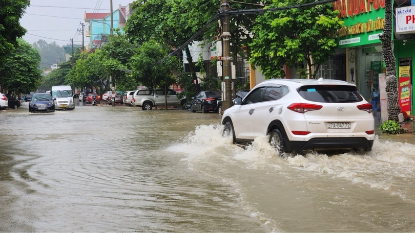 Kỹ năng lái xe qua vùng ngập nước