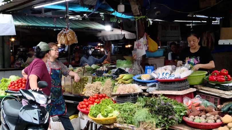 Đi chợ bình thường ngày bão
