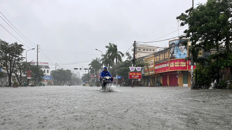 Mưa lớn, gió mạnh bắt đầu xuất hiện tại Ninh Bình