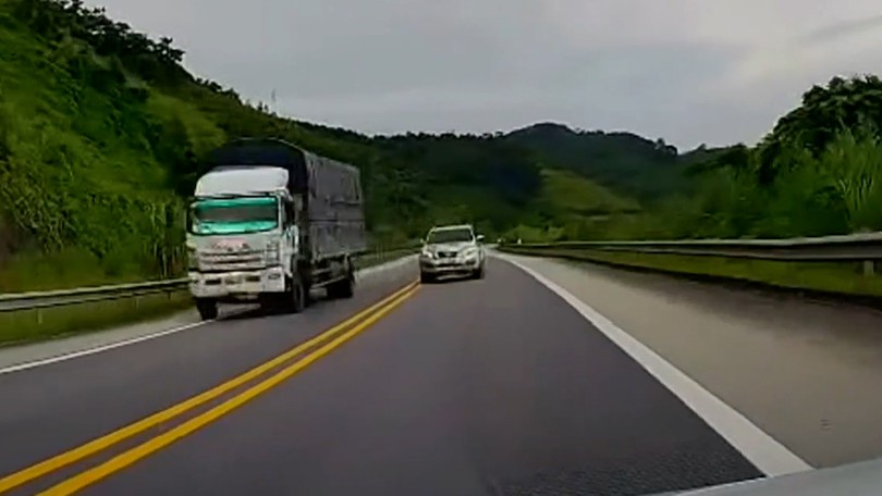 Vượt ẩu trên cao tốc suýt gây tai nạn giao thông