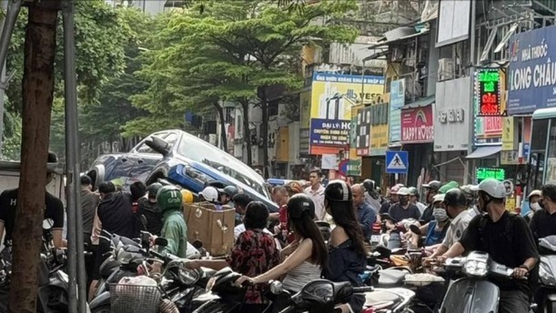Xe bán tải tông hàng loạt xe máy trên phố Khâm Thiên
