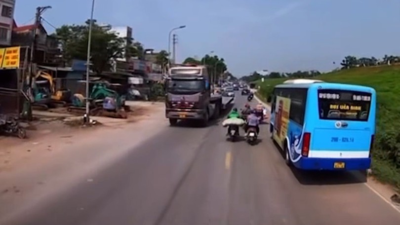 Xe máy chở hàng cồng kềnh gây tai nạn cho xe khác