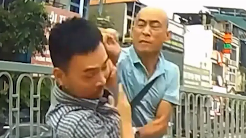 Tài xế ô tô bị hành hung sau va chạm