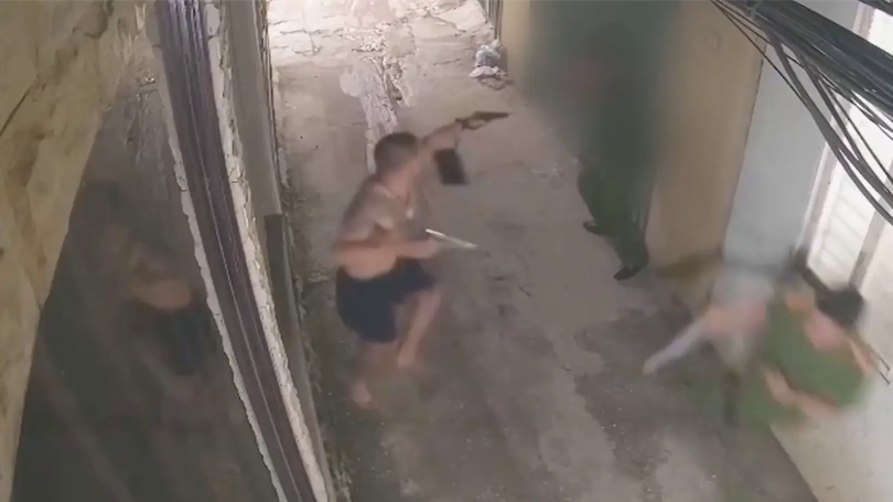Người đàn ông nổ súng khi công an kiểm tra hành chính