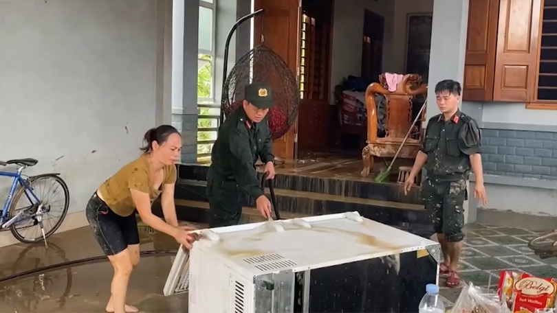 Lực lượng CSCĐ giúp người dân khắc phục hậu quả mưa lũ