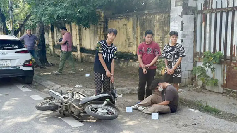 Nhóm đối tượng manh động cướp xe máy lúc nửa đêm