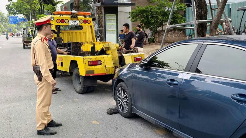 Nhiều ô tô dừng, đỗ sai quy định trên đường Võ Chí Công