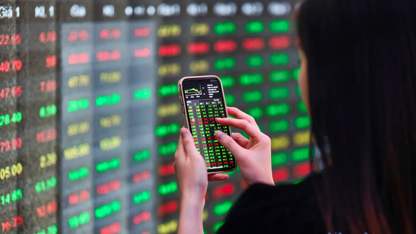 VN-Index điều chỉnh mạnh, giảm 64,01 điểm