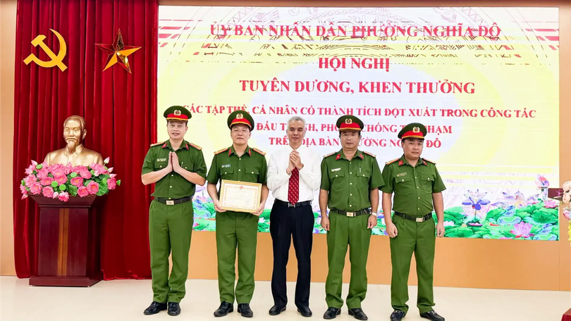 Khen thưởng thành tích đột xuất trong phòng chống tội phạm