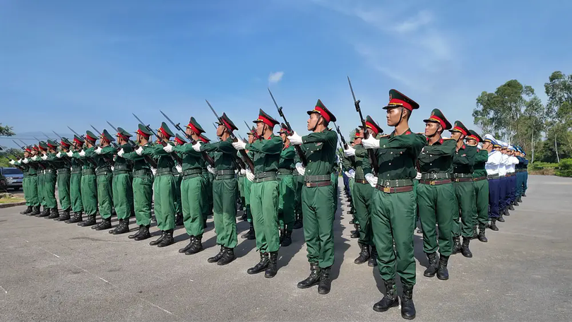 Trung tướng Trương Thiên Tô thăm bộ đội thao luyện diễu binh