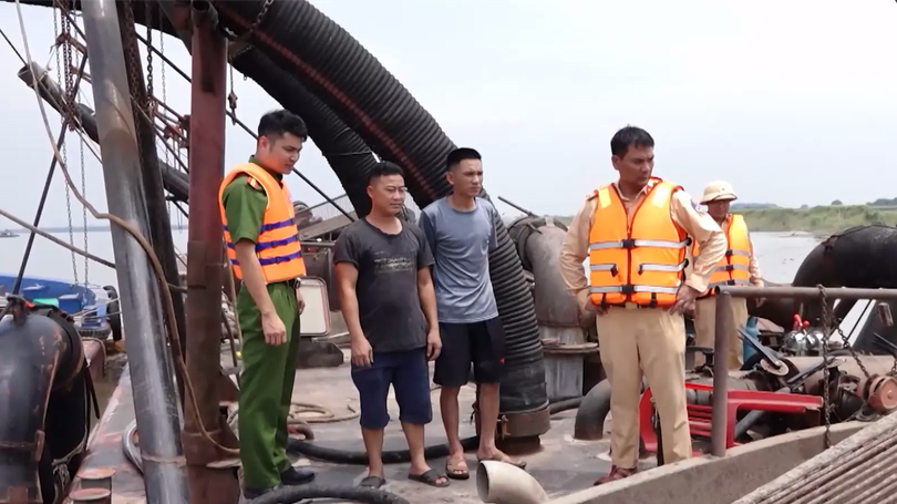 Siết chặt an toàn giao thông đường thủy trên tuyến sông Hồng