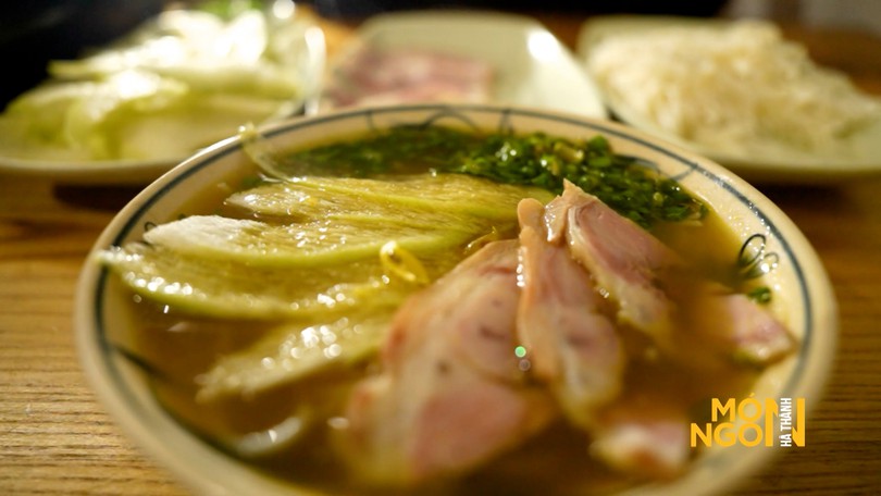 Bún bung đôi móng giò