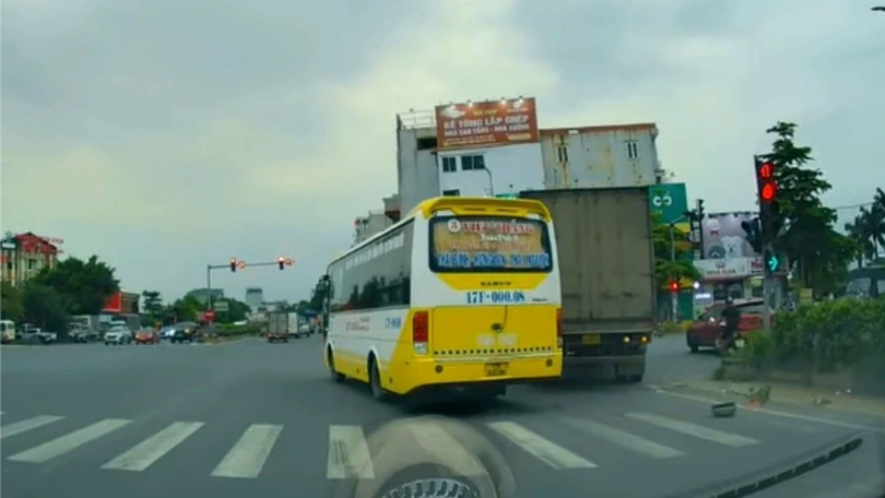Hiểm họa từ xe khách luồn lách, vượt ẩu trên đường