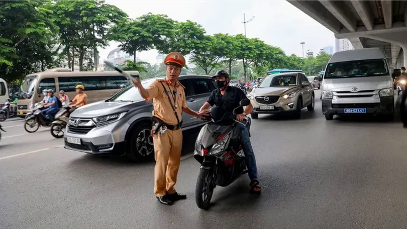 Nhắc nhở người vi phạm trên đường Phạm Văn Đồng