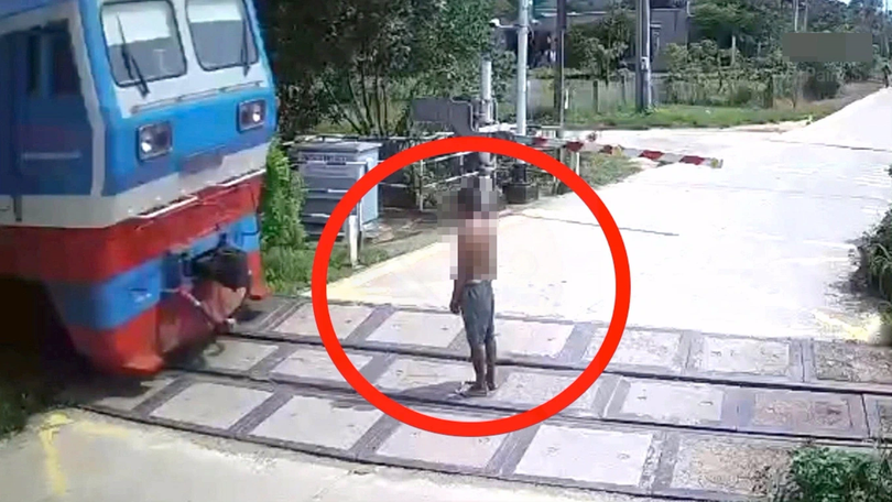 Người đàn ông đứng giữa đường sắt bị tàu tông tử vong