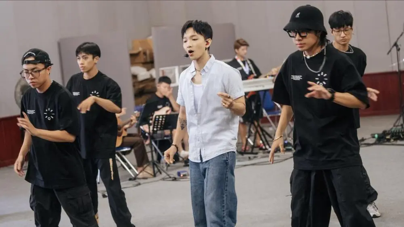 Hoàng Dũng – Đen quay MV ngay tại concert 'Xoay tròn'
