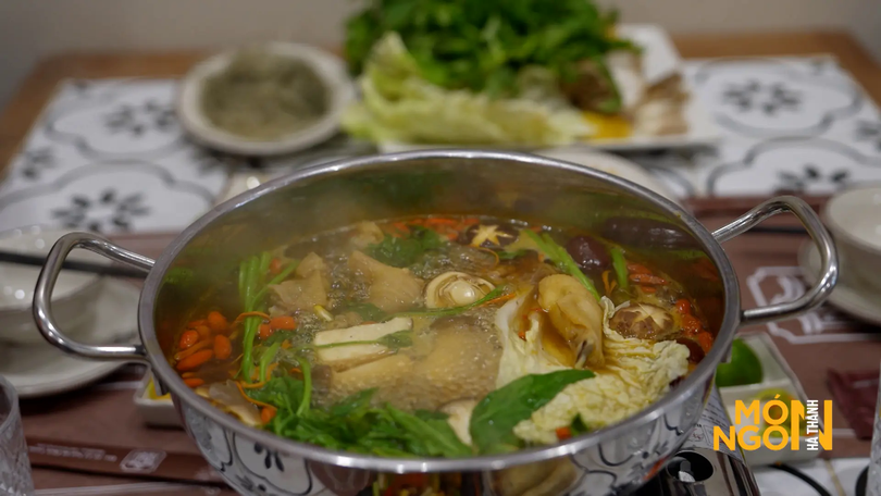 Lẩu gà tre thuốc bắc