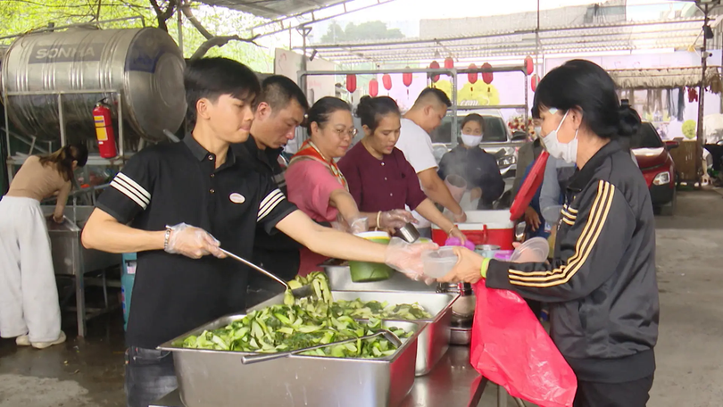 Người phụ nữ nhiều năm phát cơm miễn phí ở cổng bệnh viện | Người tốt quanh ta | 11/08/2025