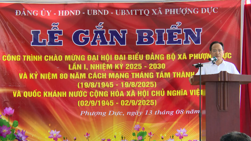Gắn biển đường trục kinh tế Phượng Dực – Văn Hoàng