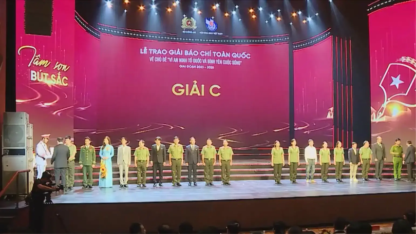 Trao Giải báo chí 'Vì an ninh Tổ quốc và bình yên cuộc sống'
