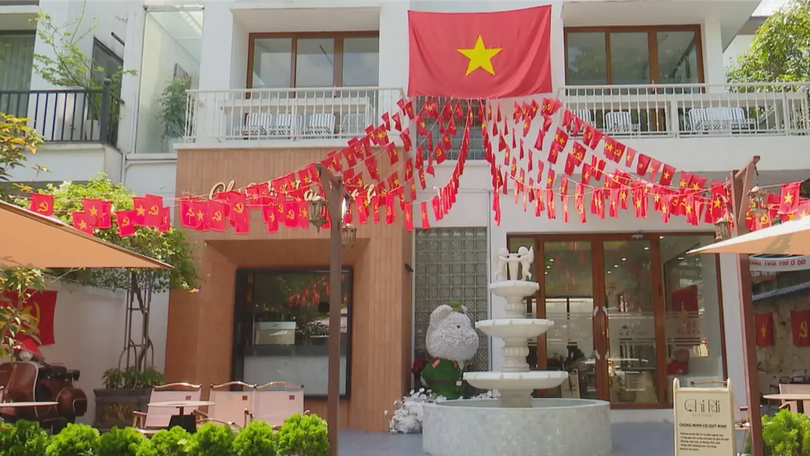 Quán cà phê Hà Nội bừng sáng sắc màu mừng Tết Độc lập
