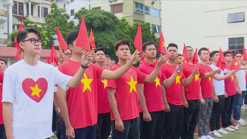 Những bước chân tự hào