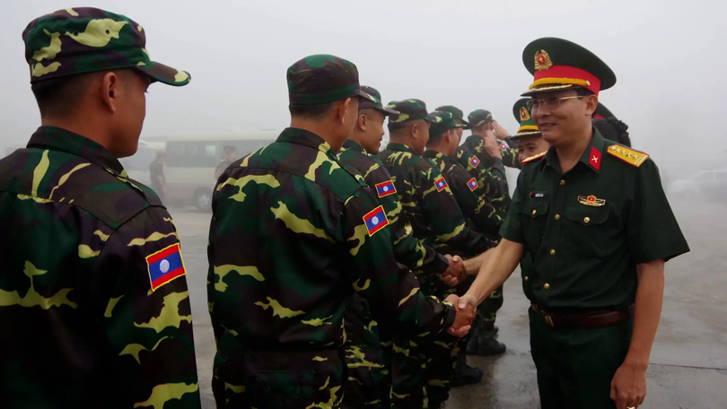 Đón 120 chiến sĩ Lào tham gia diễu binh, diễu hành