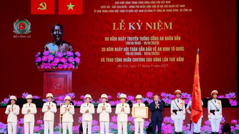 Lực lượng CAND đón nhận Huân chương Sao Vàng