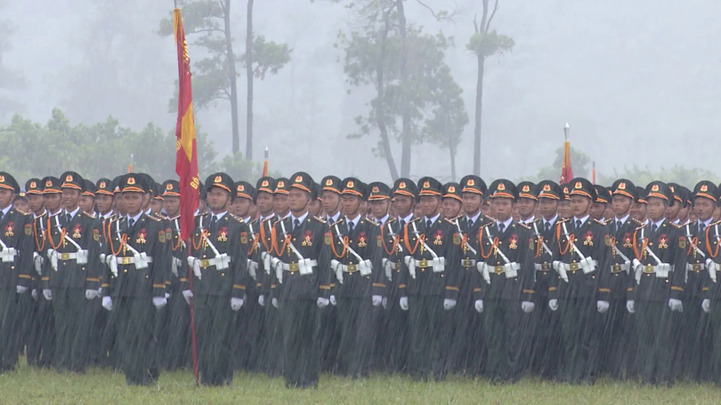 Người lính hiên ngang tổng hợp luyện A80 dưới mưa